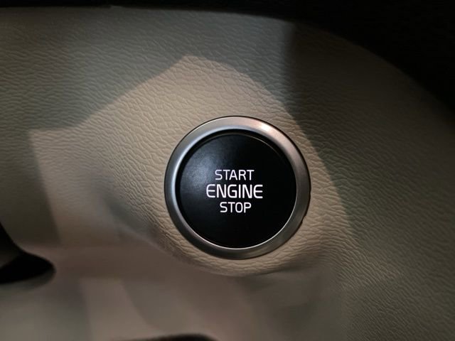 Used 2021 Volvo XC40 T5 Momentum image 16