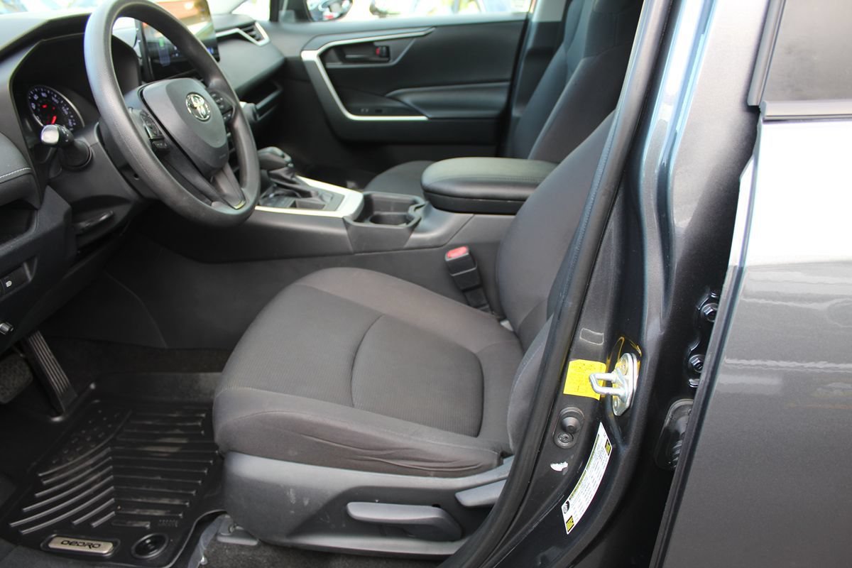 Used 2019 Toyota RAV4 LE w/ Carpet Mat Package FWD image 15
