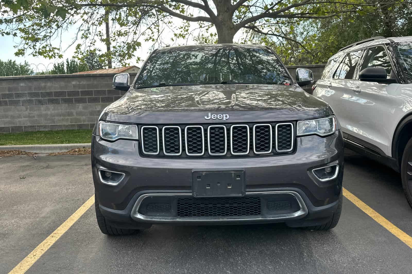 Used 2017 Jeep Grand Cherokee Limited AWD/4WD image 2