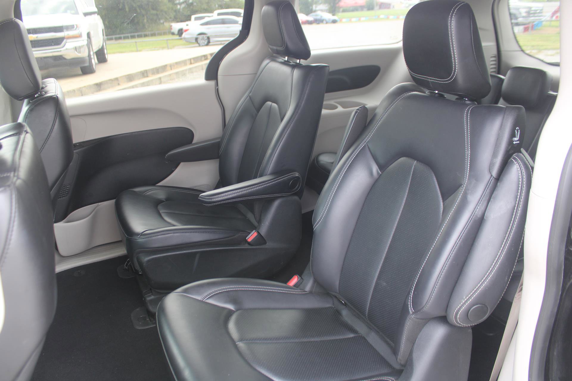 Used 2023 Chrysler Pacifica Touring-L image 15