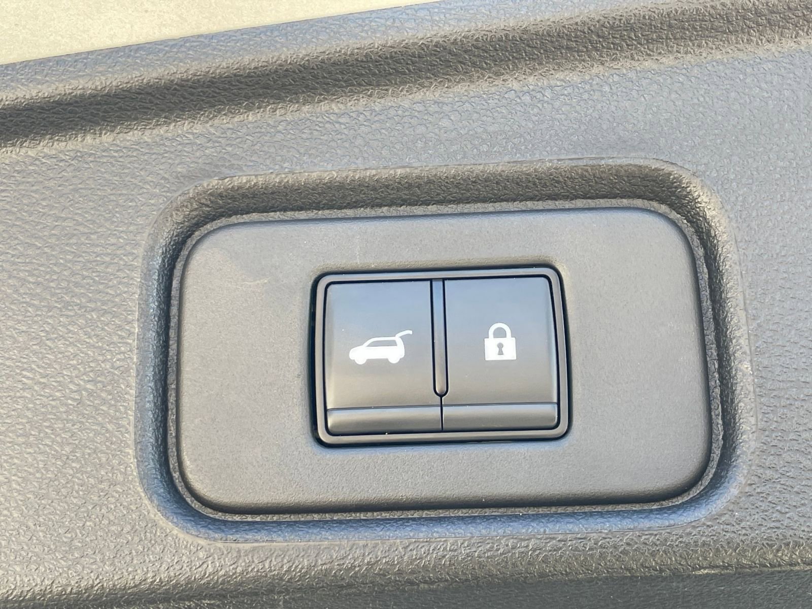 Used 2025 Nissan Pathfinder SV image 23