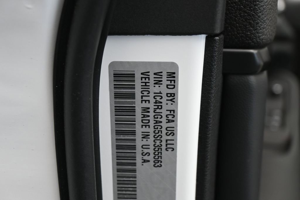 Used 2025 Jeep Grand Cherokee Laredo X RWD image 17