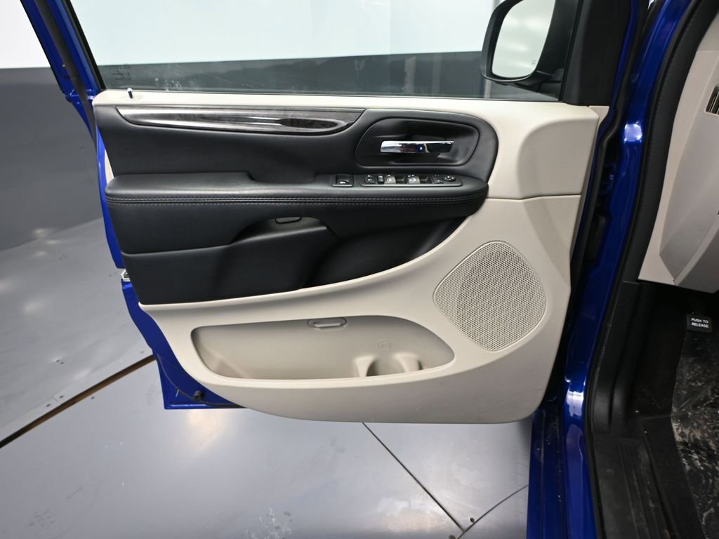 Used 2019 Dodge Grand Caravan SE w/ UConnect Hands-Free Group image 20