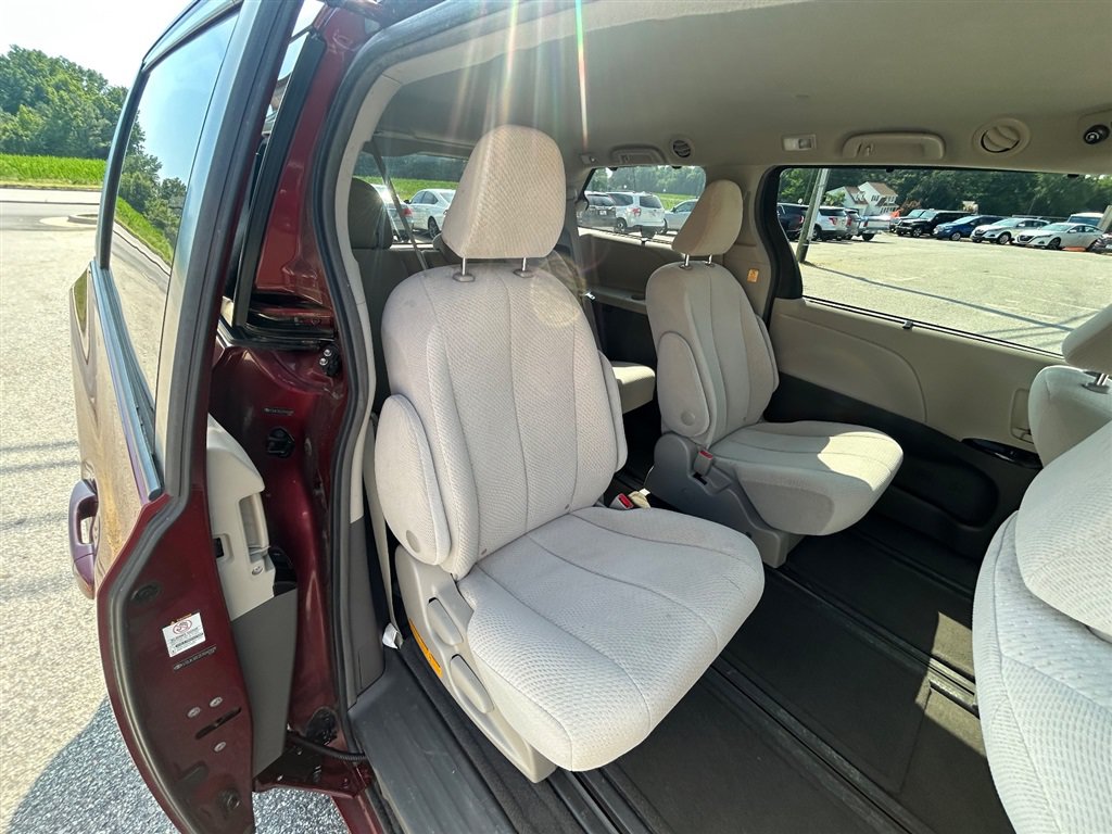 Used 2012 Toyota Sienna LE w/ Towing Pkg AWD/4WD image 26