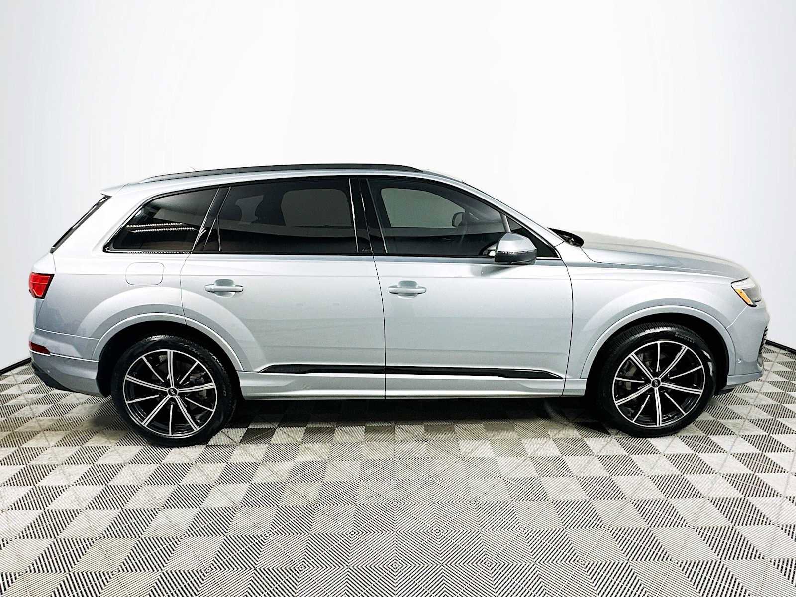 Used 2025 Audi Q7 Premium Plus w/ Premium Plus Package image 8