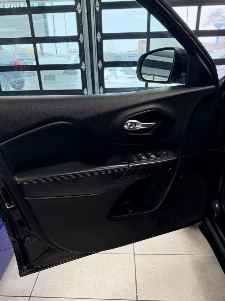 Used 2015 Jeep Cherokee Limited image 17