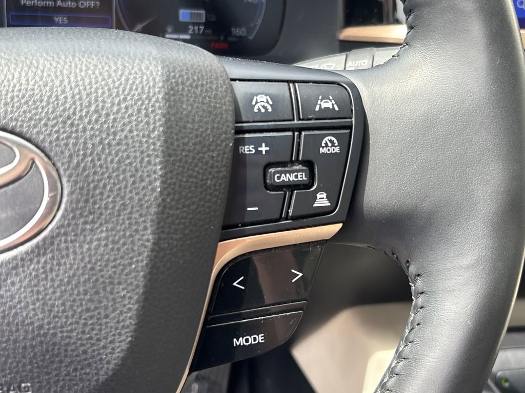 Used 2023 Toyota Crown Limited image 33