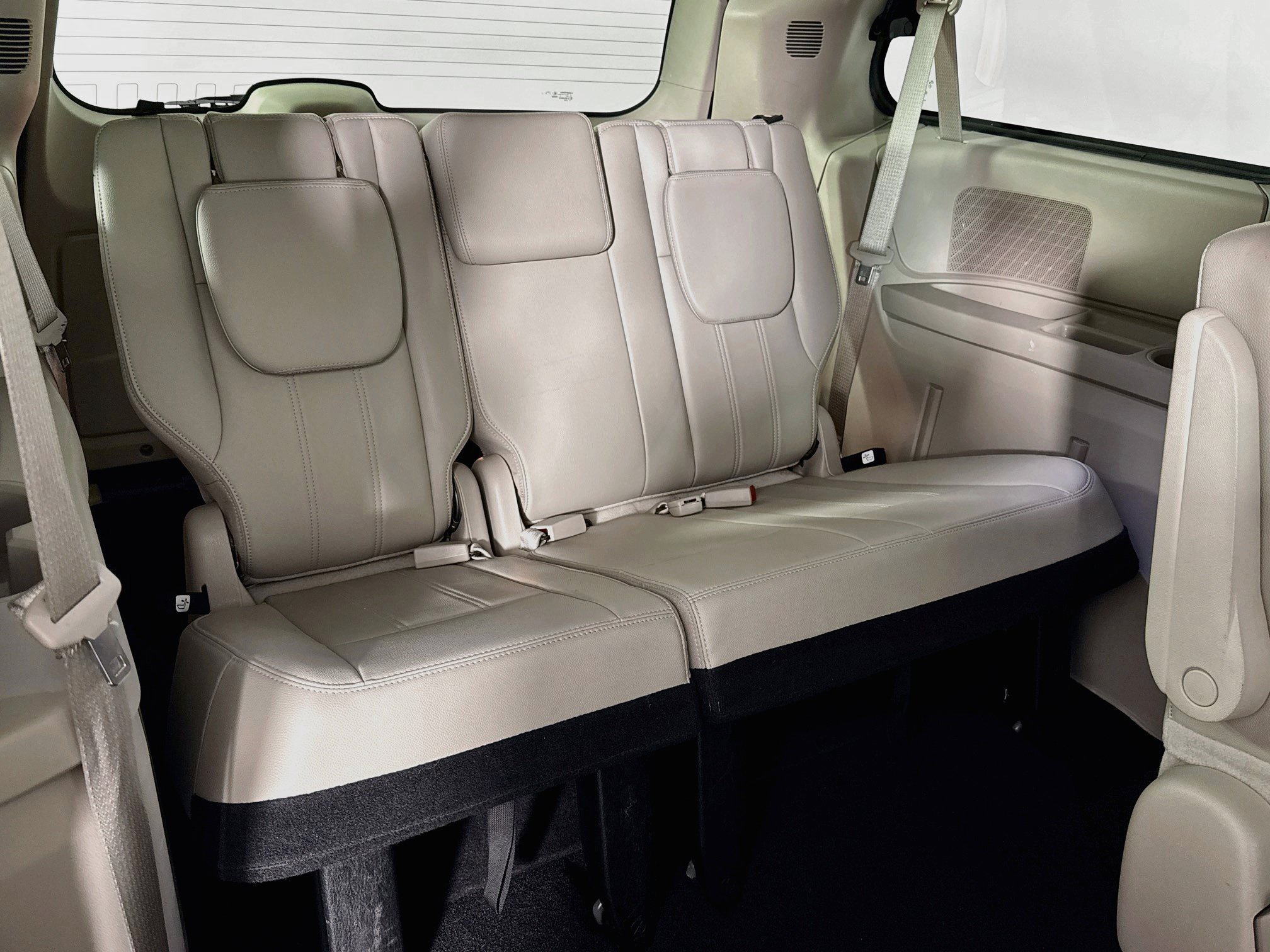 Used 2013 Chrysler Town & Country Touring FWD image 26