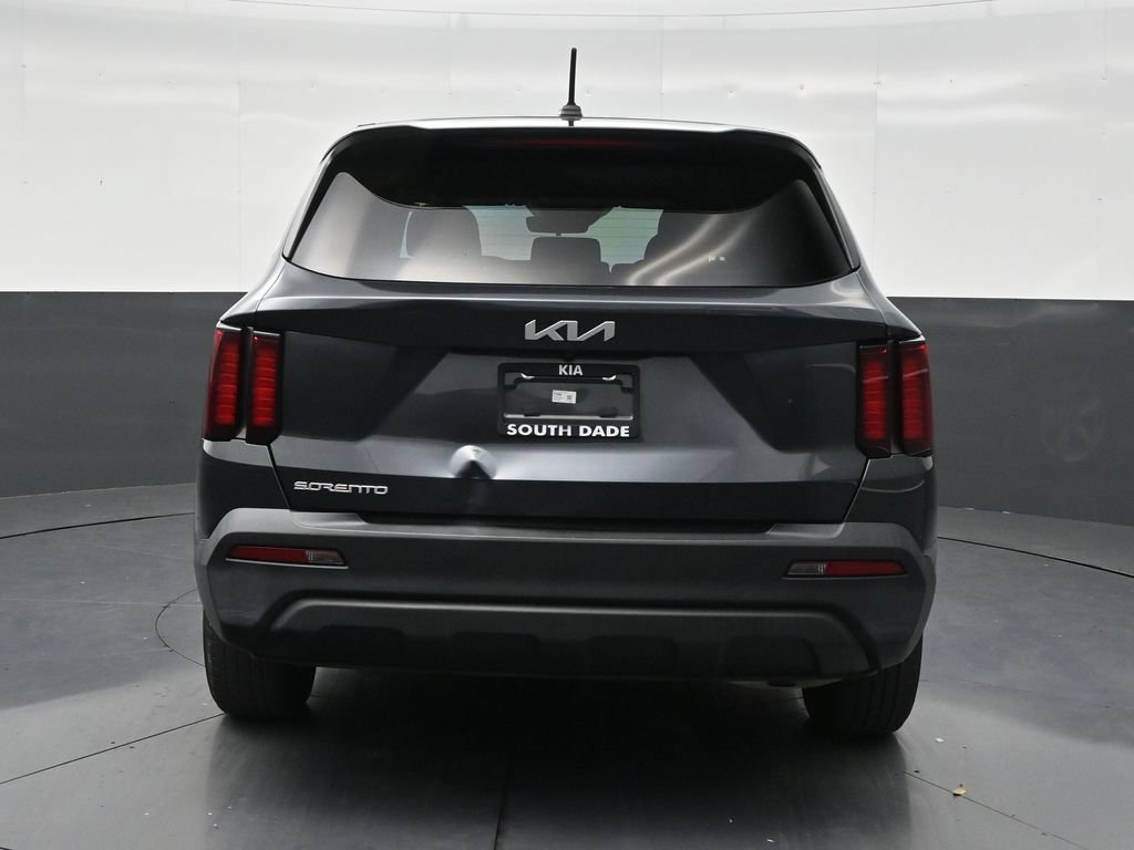 Used 2023 Kia Sorento LX FWD image 4
