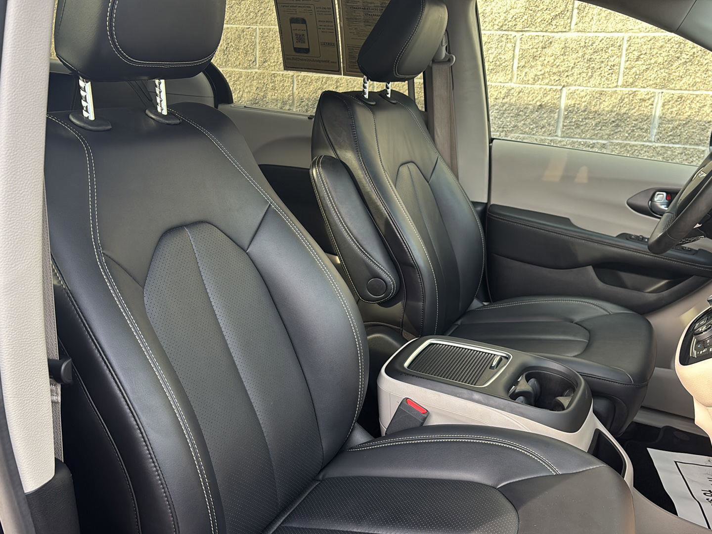 Used 2024 Chrysler Pacifica Touring-L FWD image 21