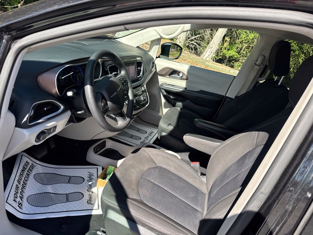 Used 2022 Chrysler Voyager LX FWD image 2