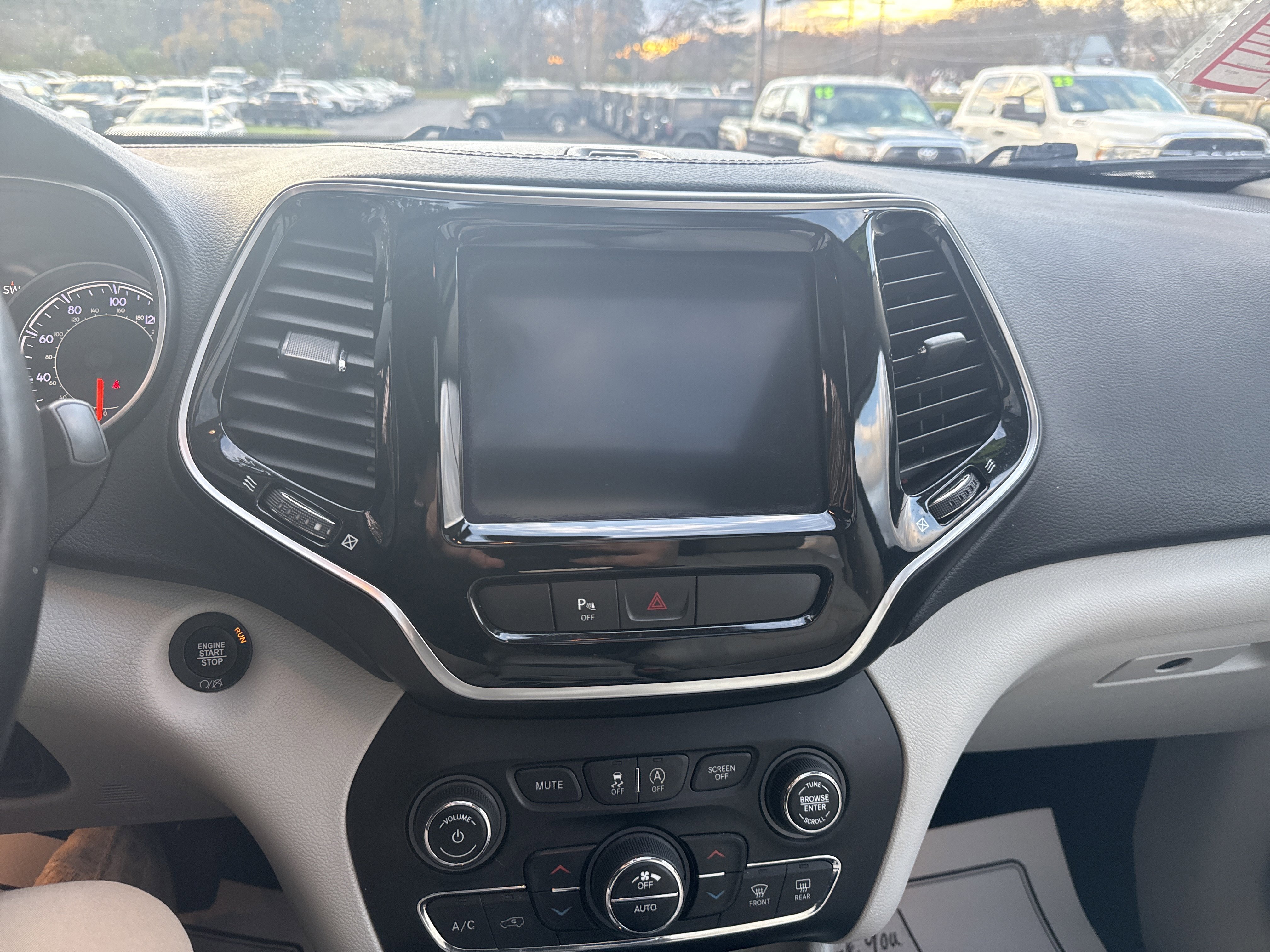 Used 2019 Jeep Cherokee Limited image 25