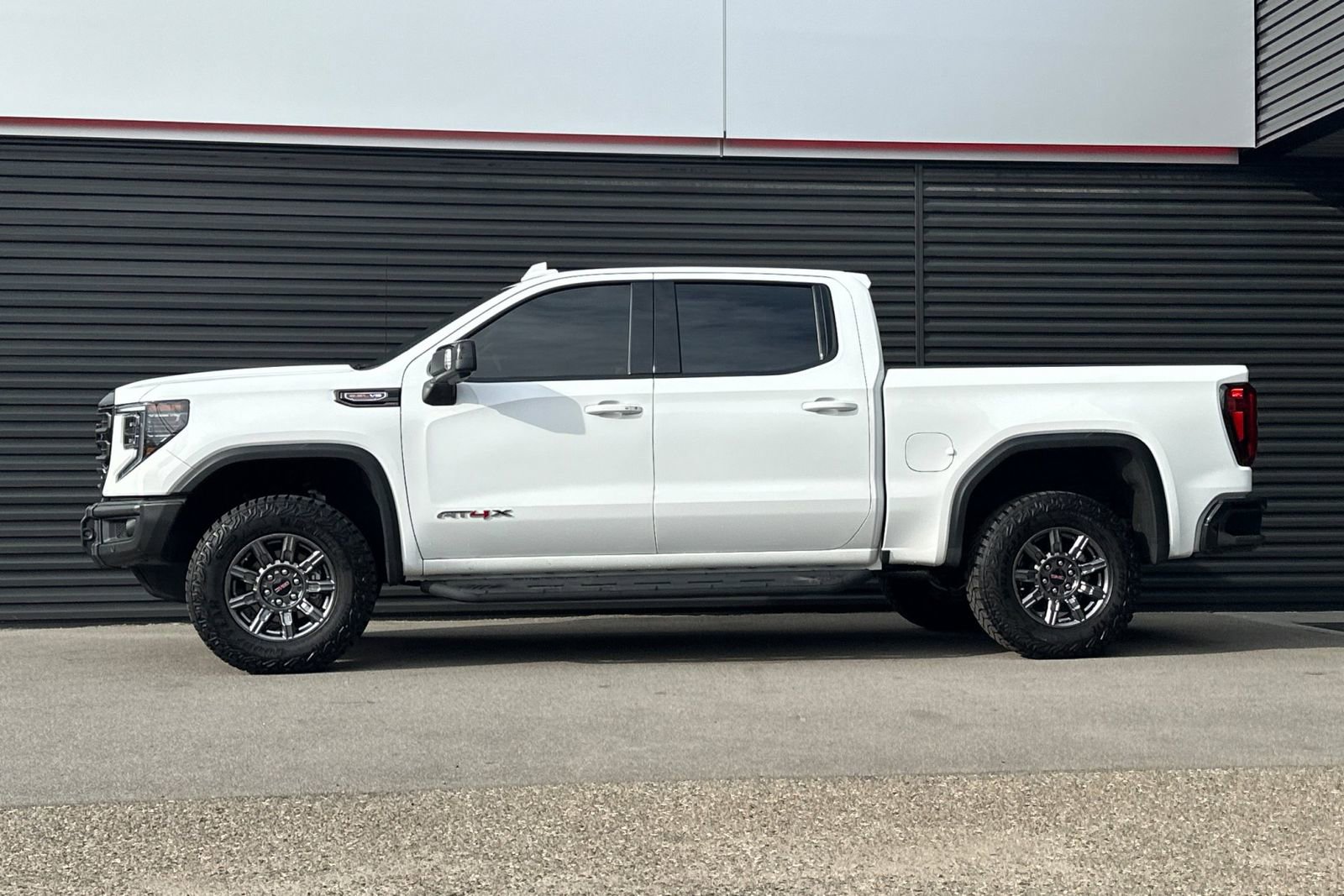 Used 2025 GMC Sierra 1500 AT4X image 2