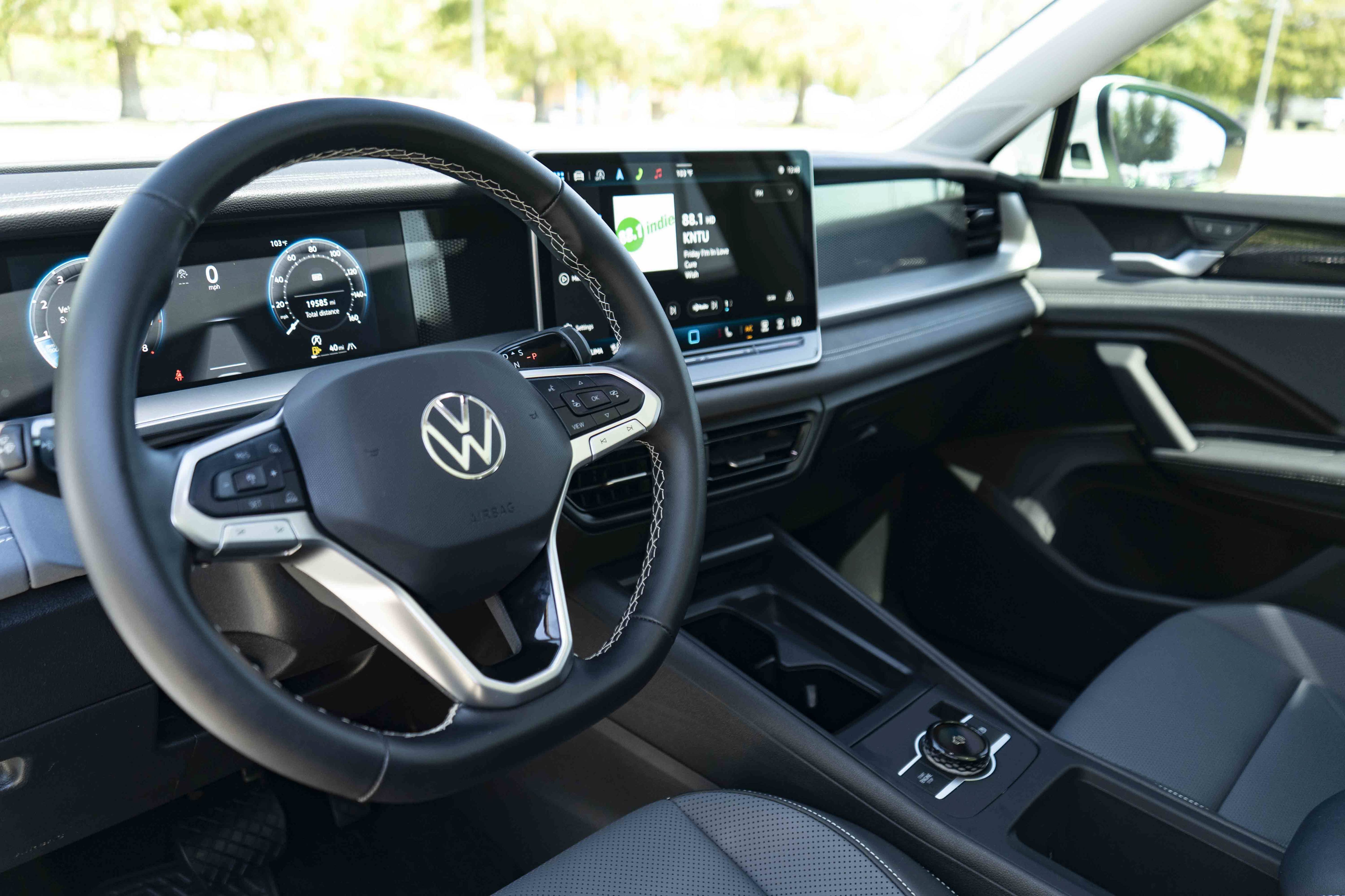 Certified 2025 Volkswagen Tiguan SE w/ Panoramic Sunroof Package AWD/4WD image 15
