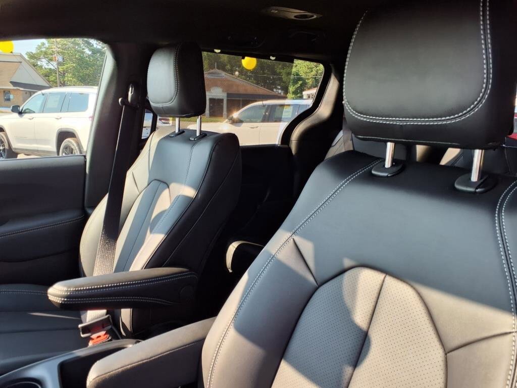 New 2025 Chrysler Voyager LX FWD image 14