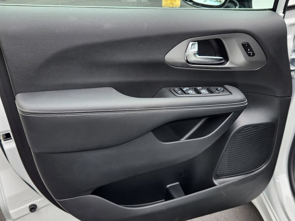 New 2026 Chrysler Pacifica Select FWD image 6