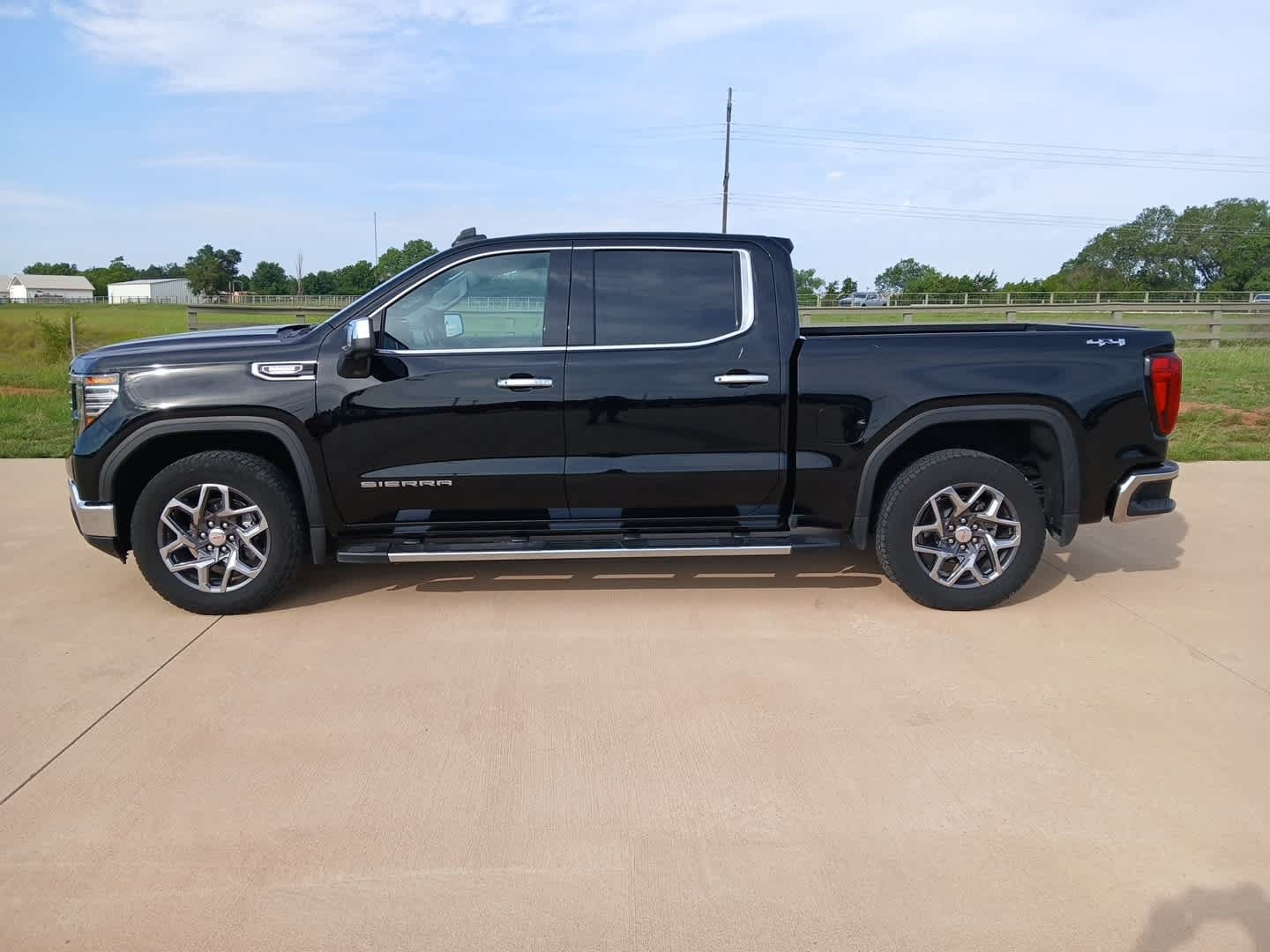 Used 2024 GMC Sierra 1500 SLT w/ SLT Premium Package AWD/4WD image 2