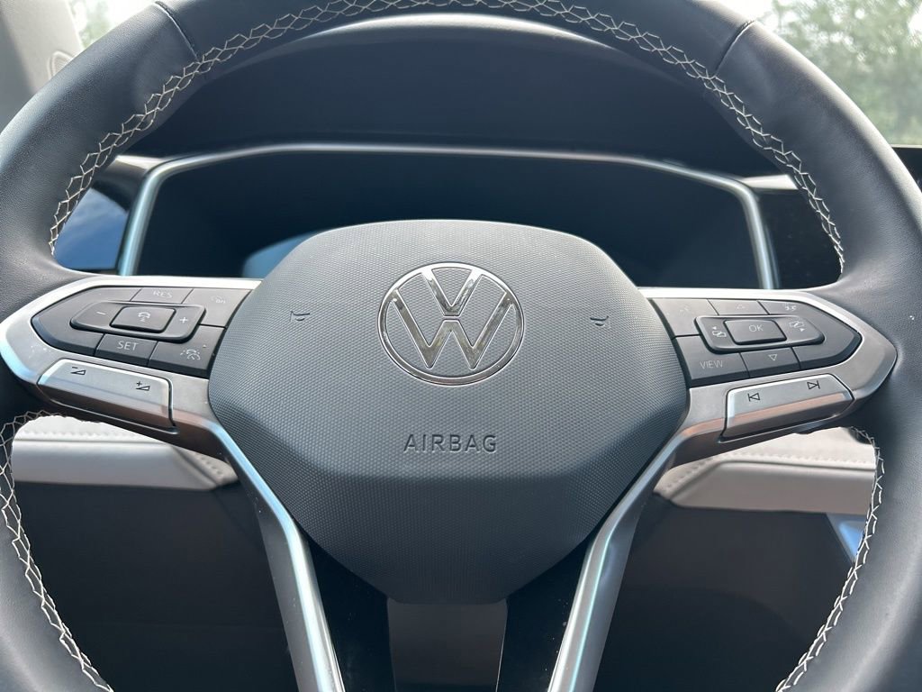 Certified 2025 Volkswagen Taos SE image 17