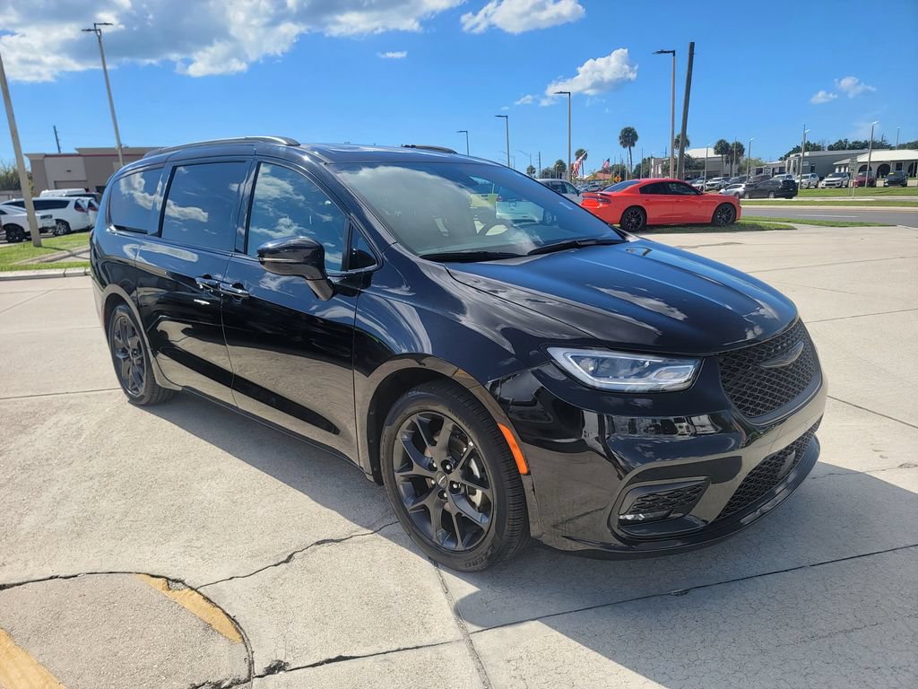 Used 2025 Chrysler Pacifica Limited FWD image 7
