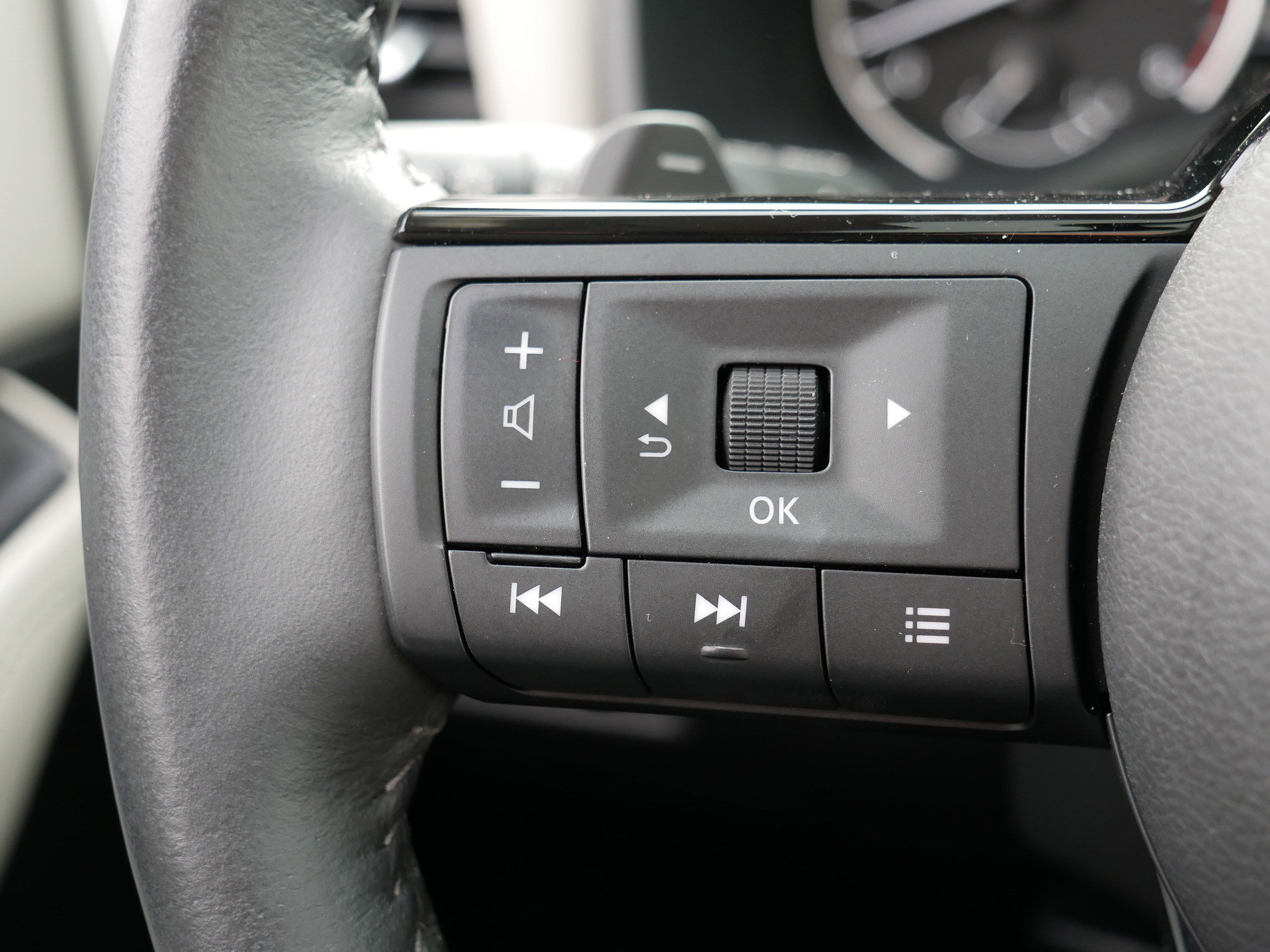 Used 2023 Nissan Rogue SV w/ SV Premium B Package image 28