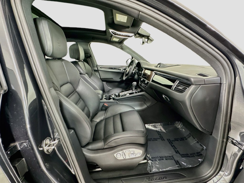 Certified 2026 Porsche Macan AWD/4WD image 31