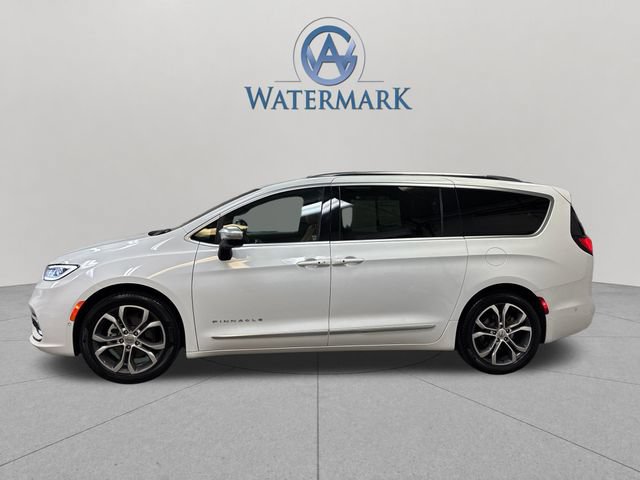Used 2025 Chrysler Pacifica Pinnacle w/ Trailer Tow Group FWD image 3