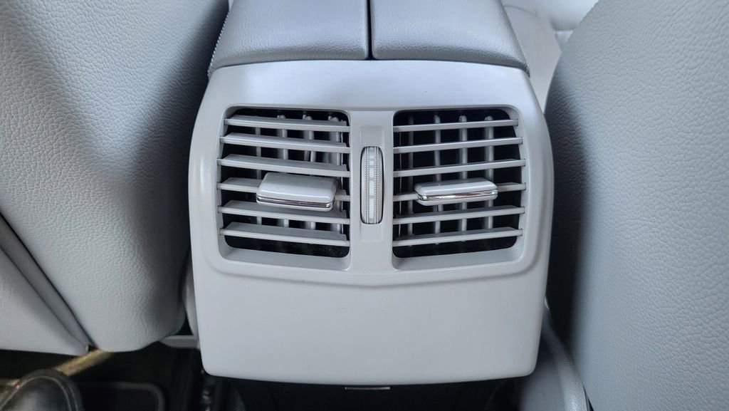 Used 2013 Mercedes-Benz E 350 Sedan image 25