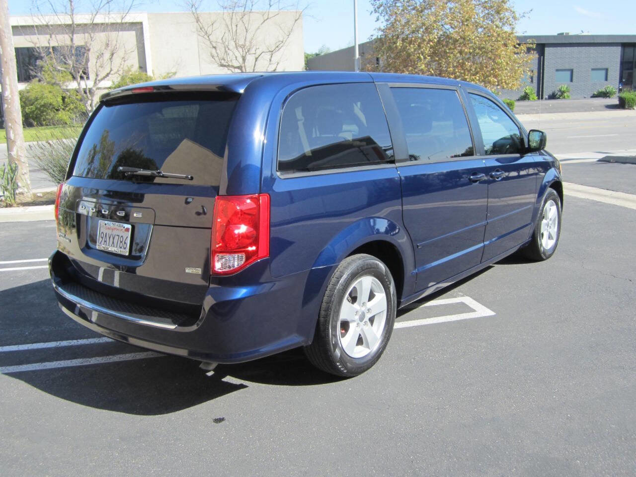 Used 2013 Dodge Grand Caravan SE image 3