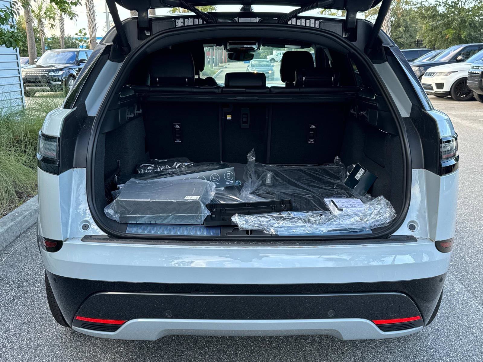 New 2026 Land Rover Range Rover Velar Dynamic SE image 11