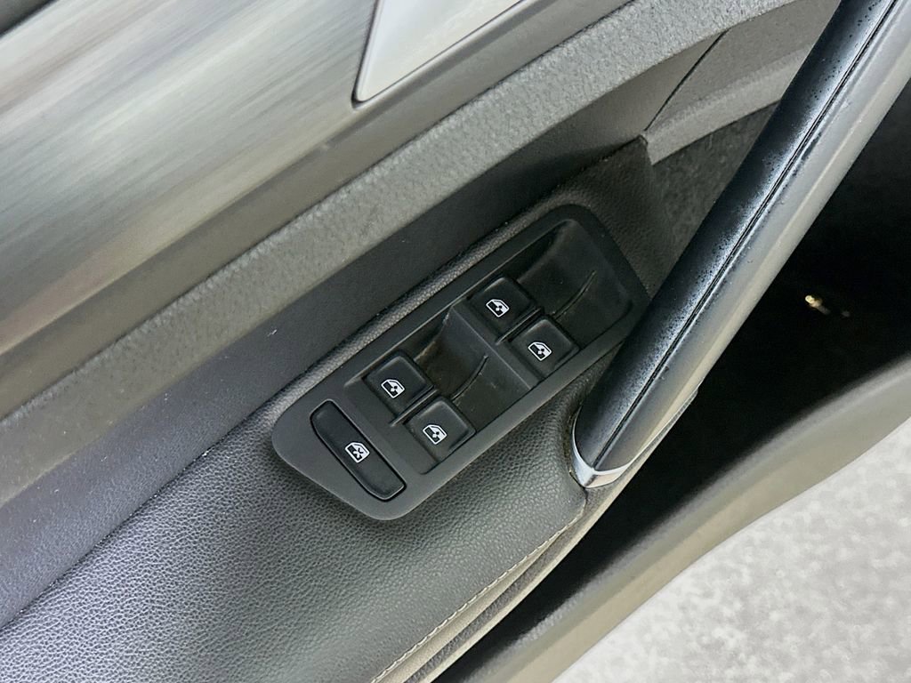 Used 2018 Volkswagen Golf SE FWD image 20