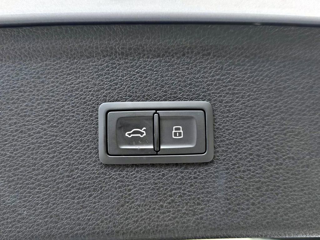 Used 2025 Audi Q5 2.0T Premium image 34