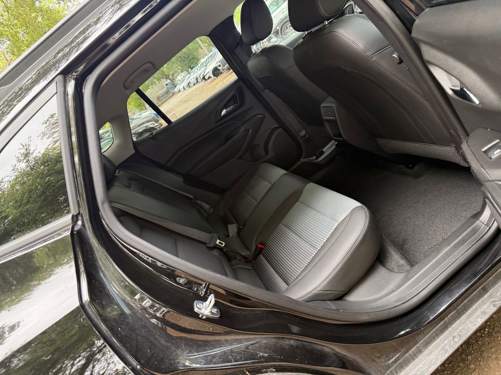 Used 2025 Chevrolet Trax LT w/ LT Convenience Package image 32