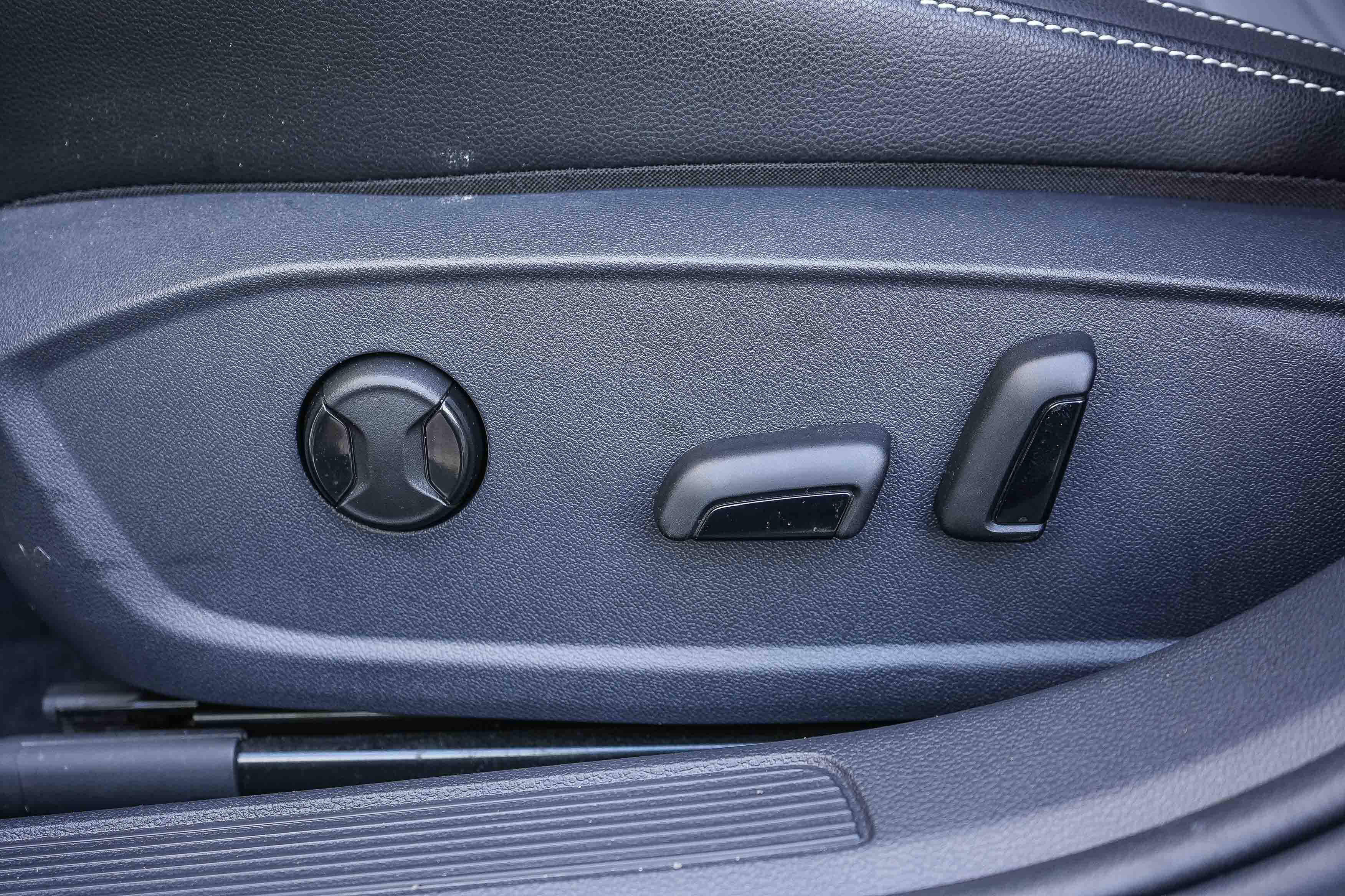 Used 2026 Volkswagen Jetta SE FWD image 25