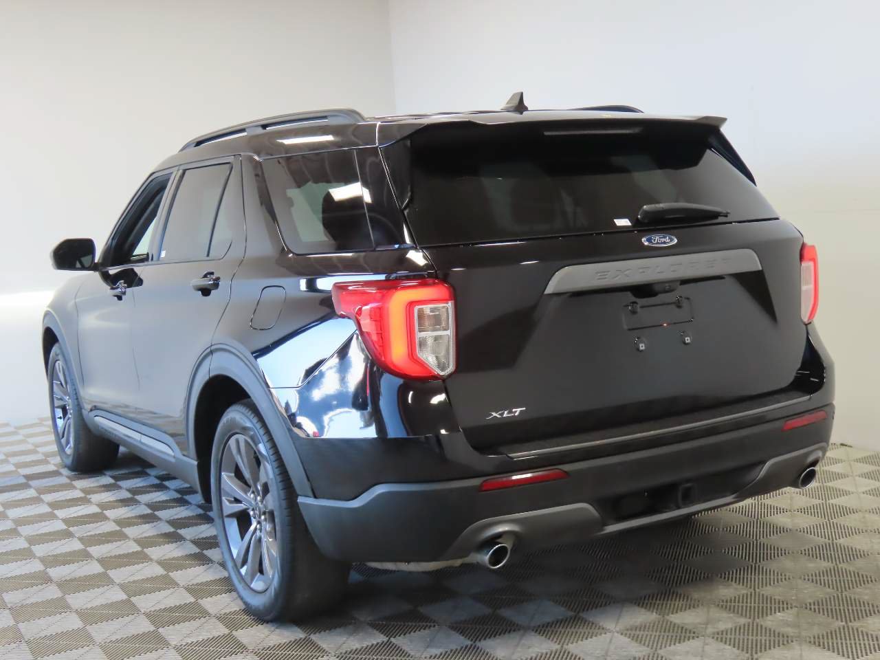 Used 2023 Ford Explorer XLT w/ Equipment Group 202A RWD image 3