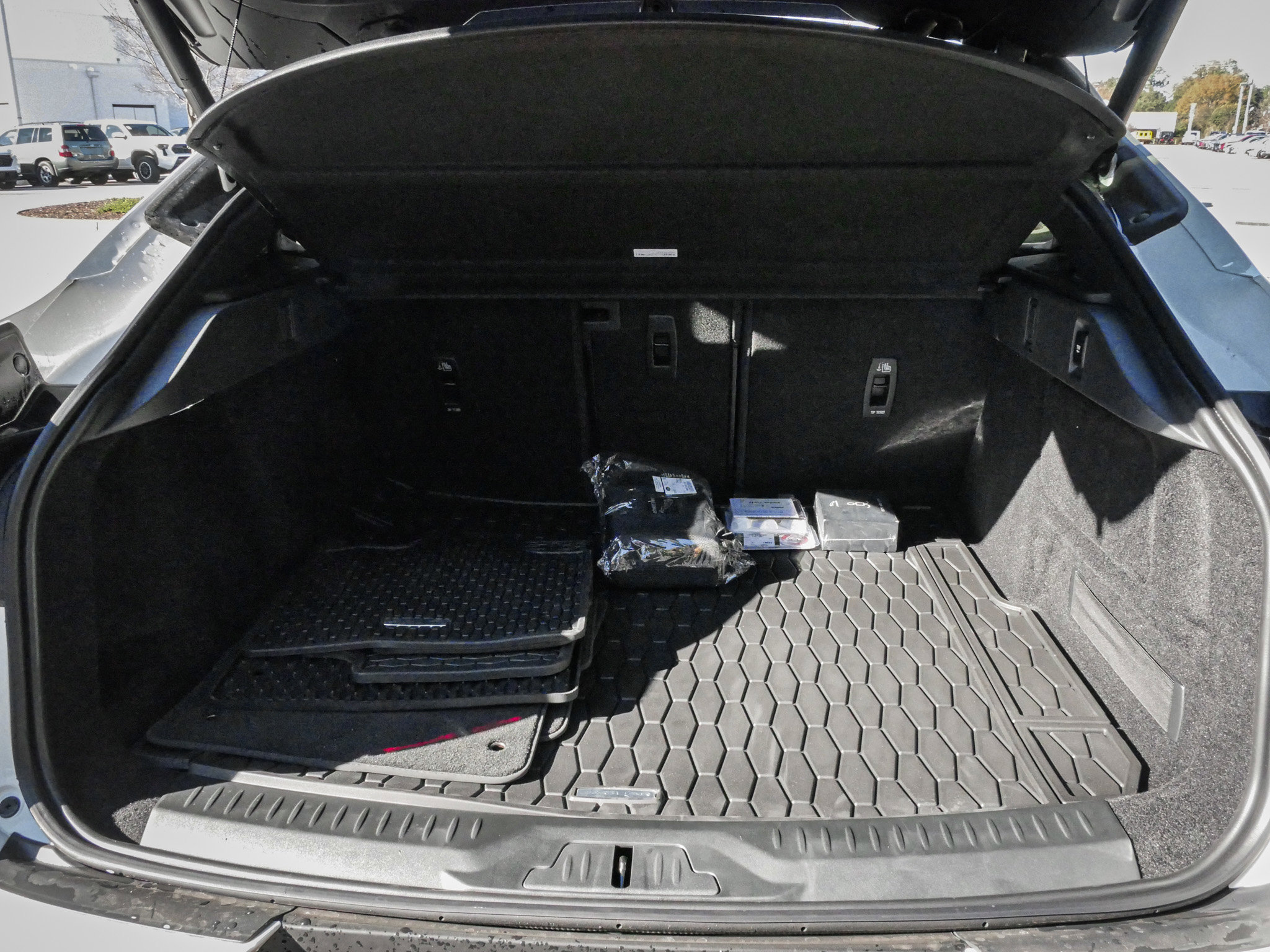 Used 2024 Jaguar I-PACE R-Dynamic HSE image 32