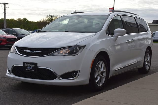 Used 2017 Chrysler Pacifica Touring-L w/ Tire & Wheel Group FWD image 16