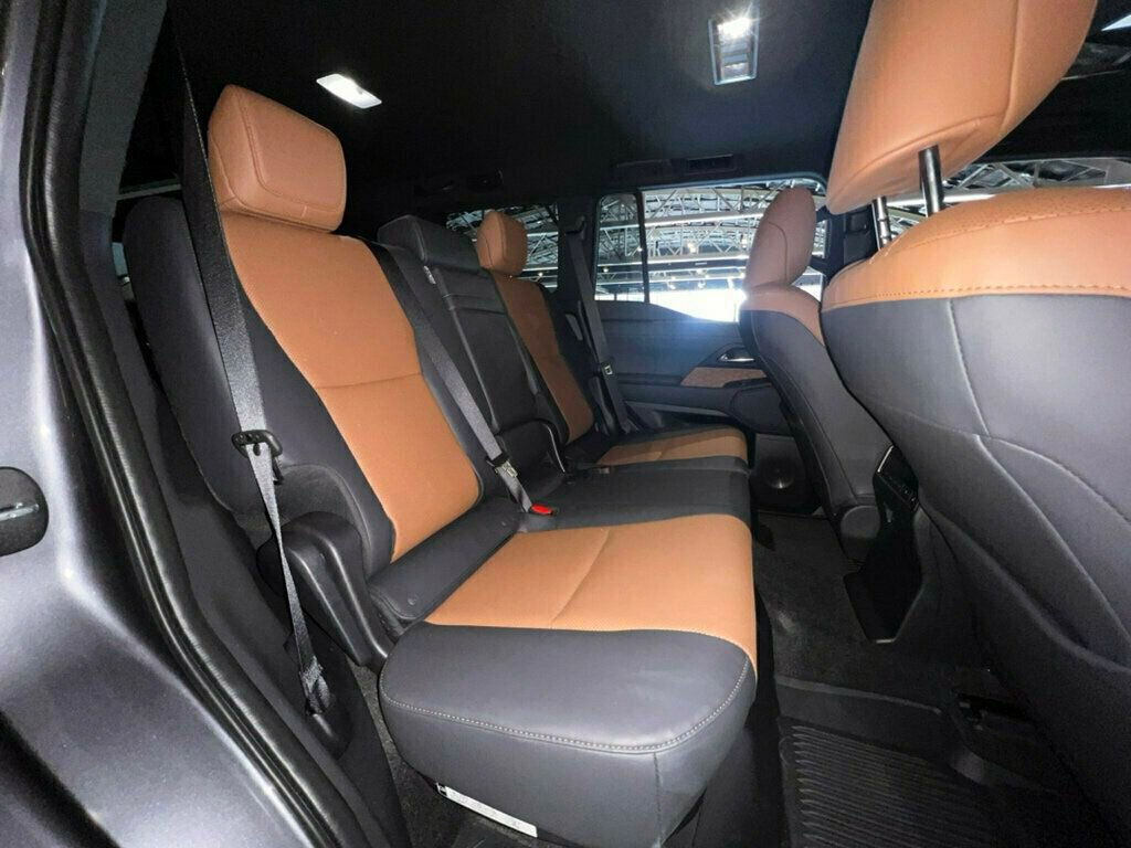 Used 2025 Lexus GX 550 PremiumPlus/TrafficAssist/Blac w/ Accessory Package (31) image 30