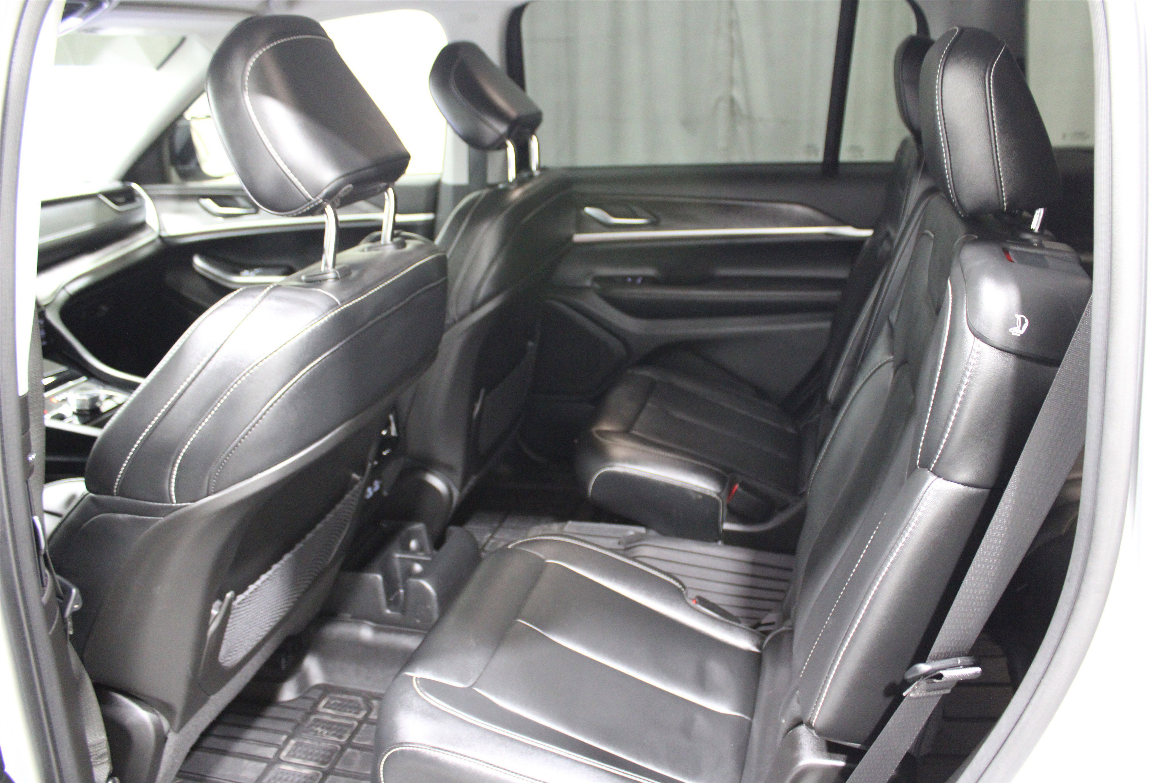 Used 2024 Jeep Grand Cherokee L Limited w/ Black Appearance Package image 24