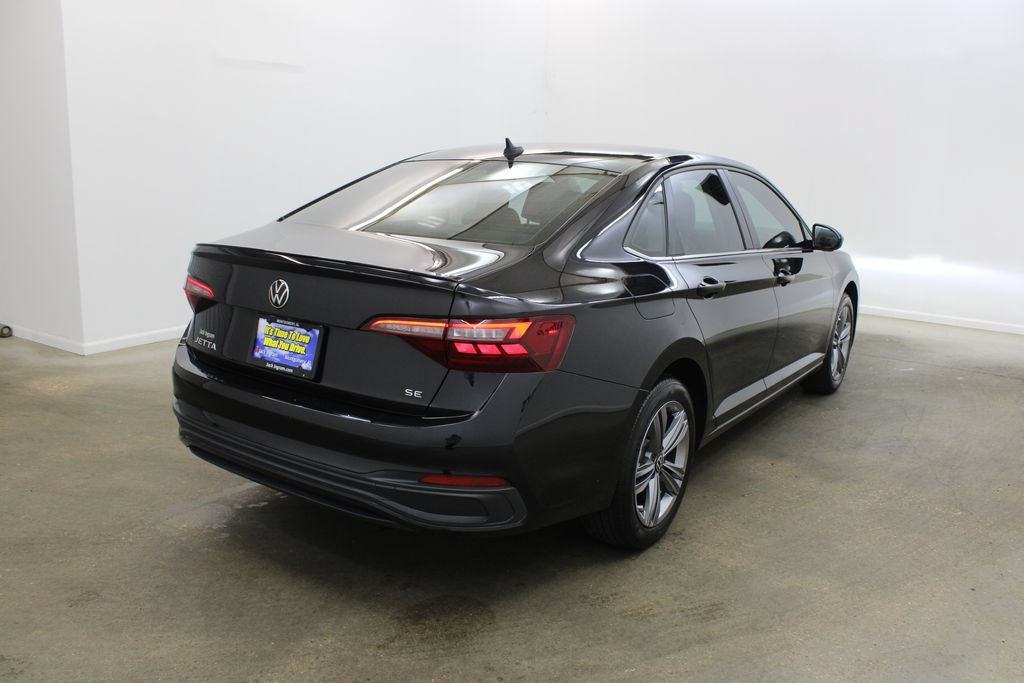Certified 2023 Volkswagen Jetta SE FWD image 5
