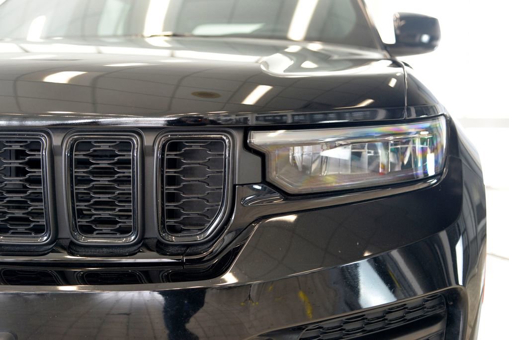 Used 2023 Jeep Grand Cherokee Altitude AWD/4WD image 11