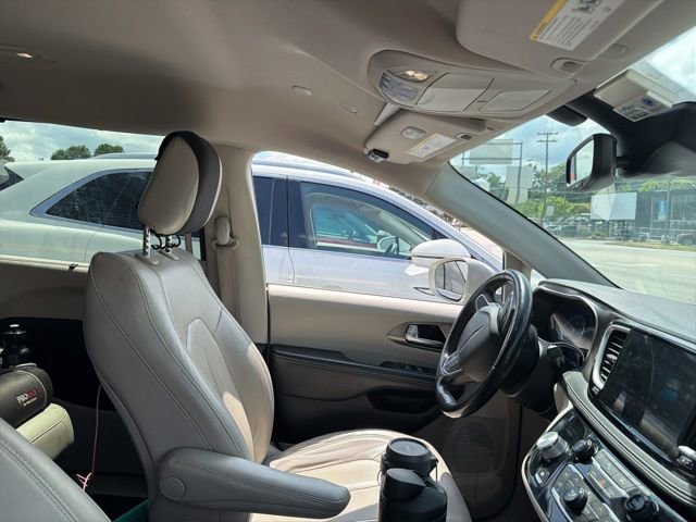 Used 2021 Chrysler Pacifica Touring-L FWD image 11