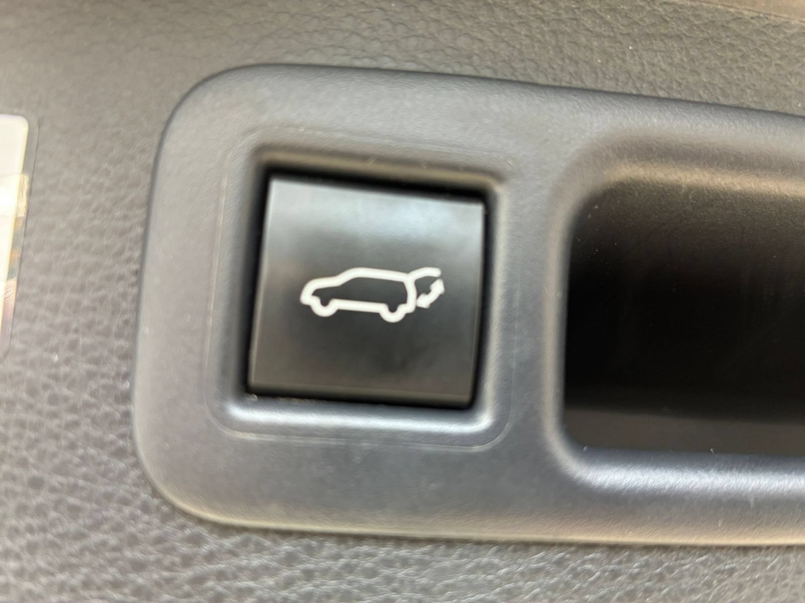 Used 2025 Toyota Highlander LE FWD image 19