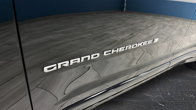 Used 2025 Jeep Grand Cherokee Overland AWD/4WD image 41