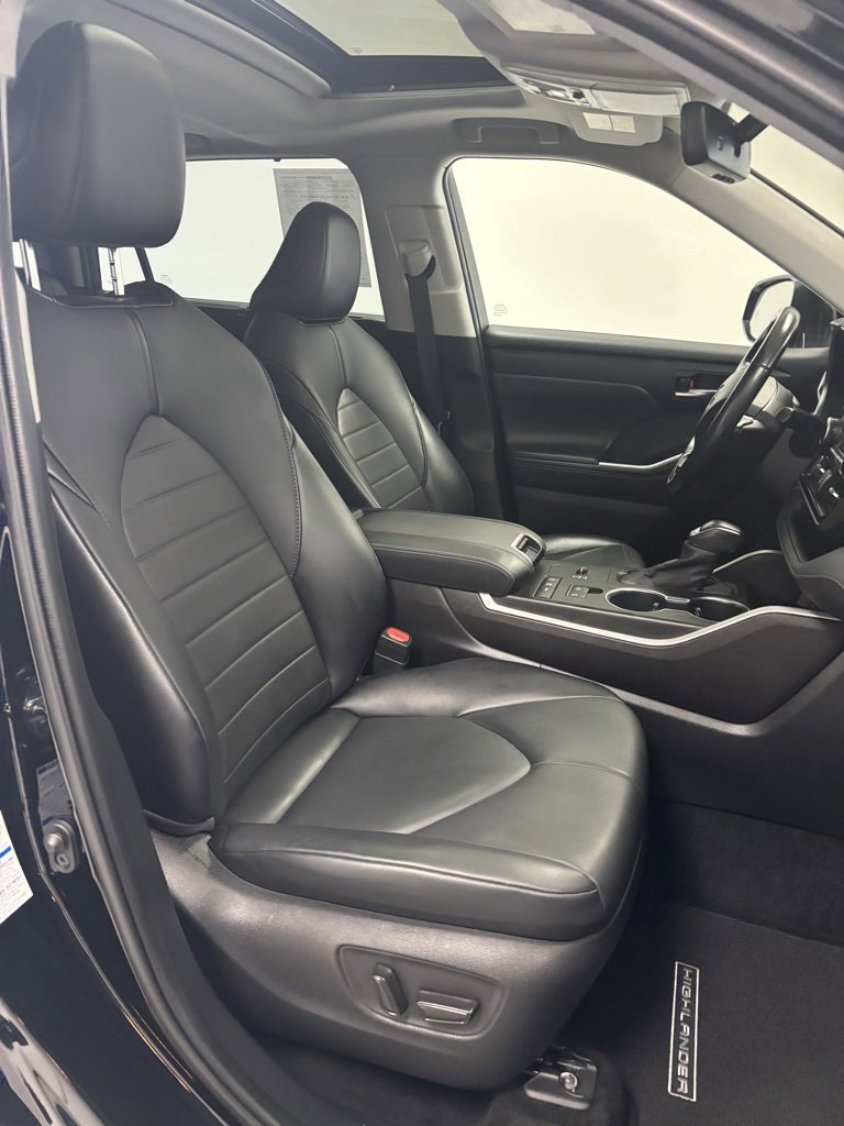 Used 2021 Toyota Highlander XLE image 23