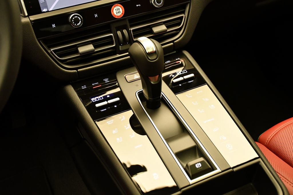 Used 2025 Porsche Macan image 30