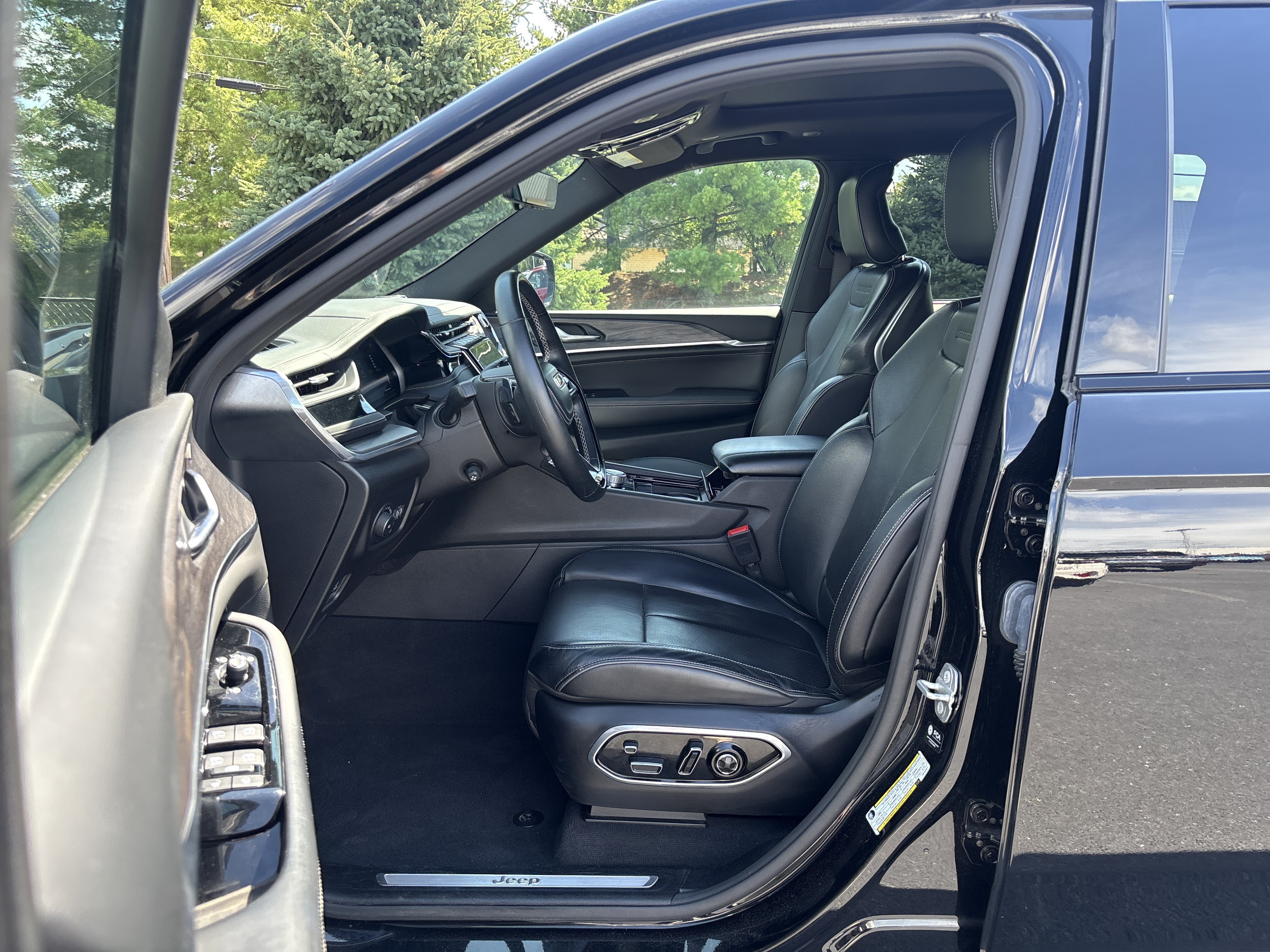 Used 2023 Jeep Grand Cherokee L Overland w/ Advanced Protech Group III AWD/4WD image 34