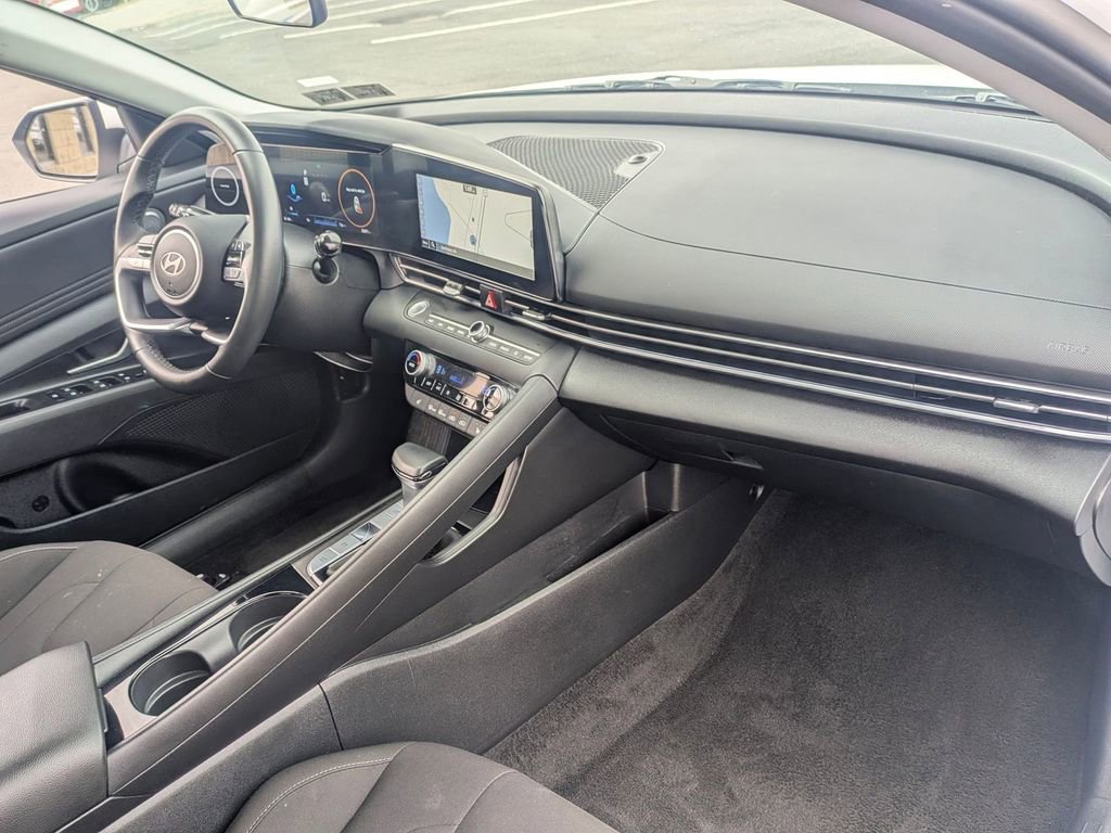 Used 2025 Hyundai Elantra SEL FWD image 40