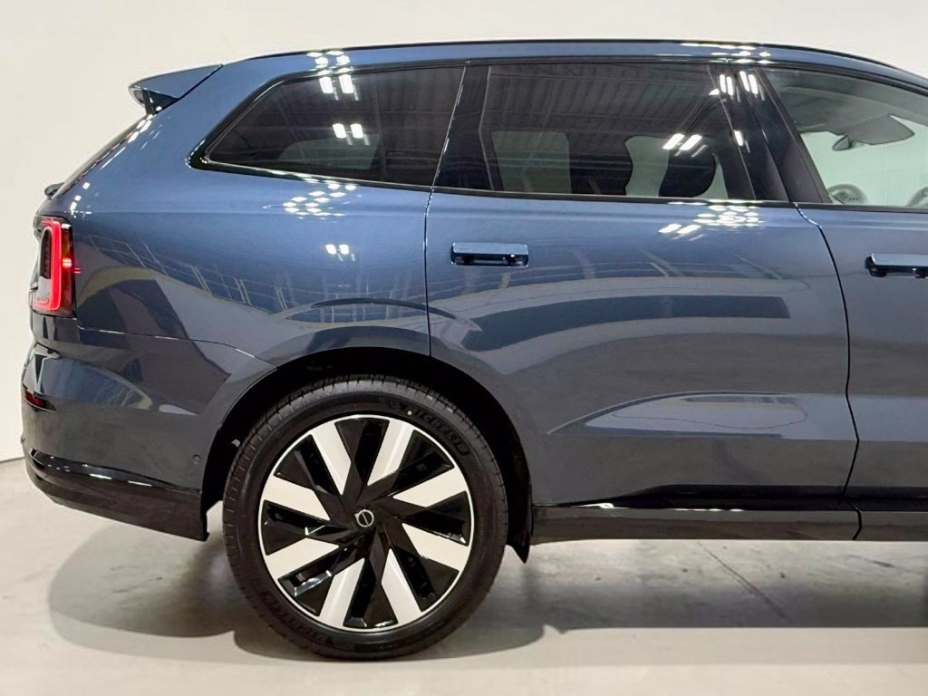 Used 2025 Volvo EX90 Ultra AWD/4WD image 10