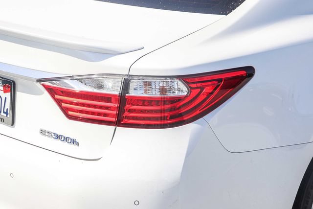 Used 2015 Lexus ES 300h w/ Premium Package w/Bamboo Trim FWD image 8