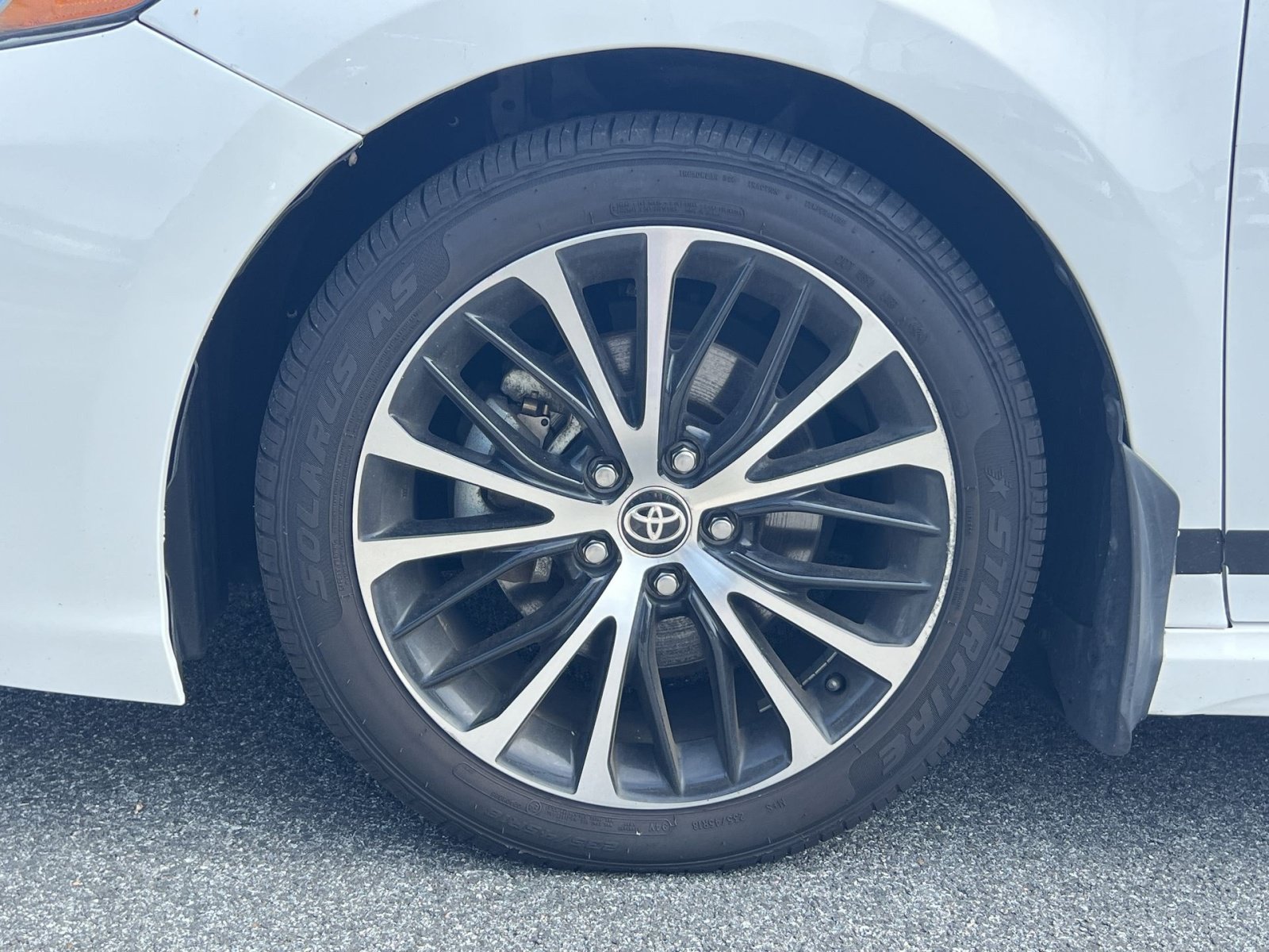 Used 2020 Toyota Camry SE w/ Sunroof Package FWD image 11